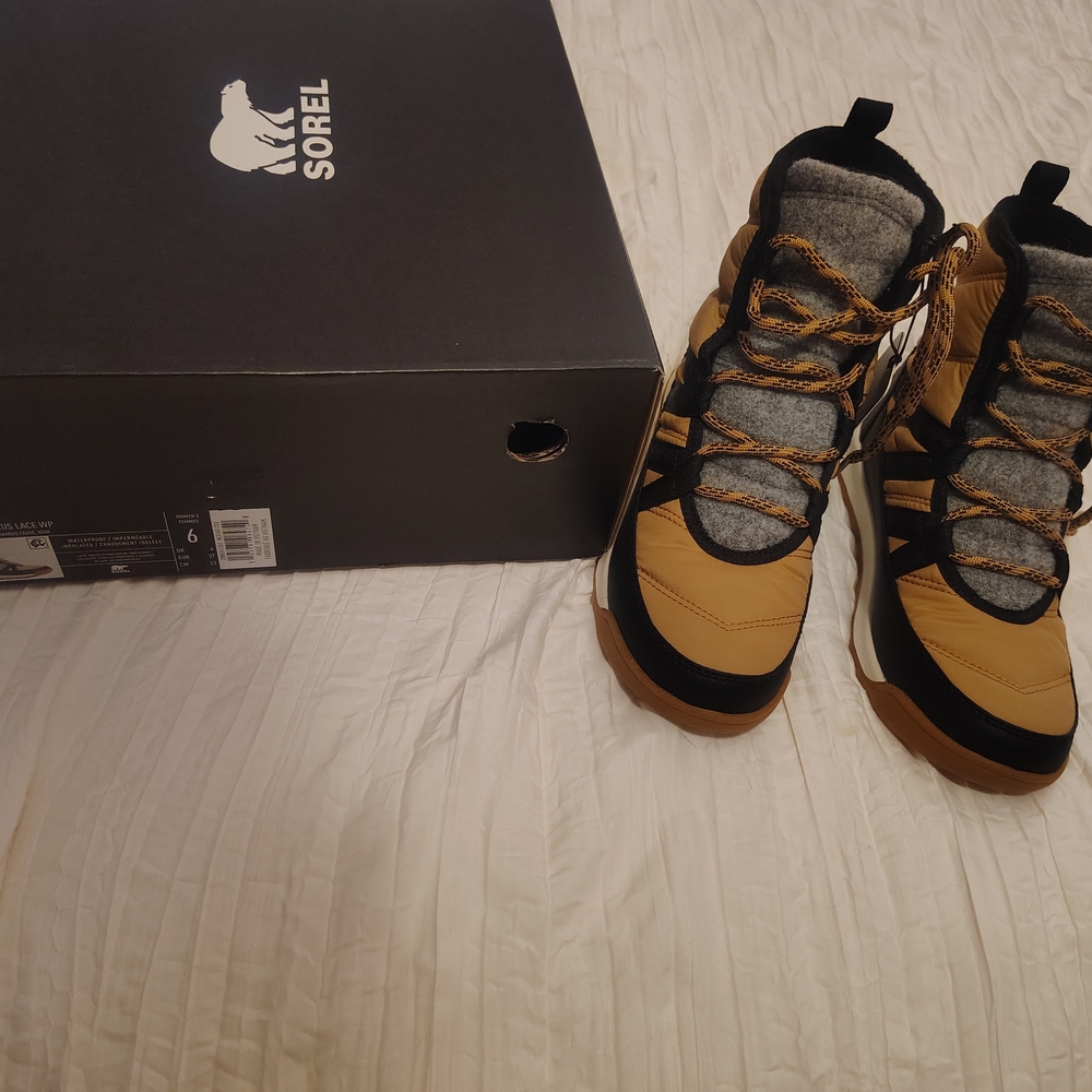 Sorel Womans Black and Tan Winter/Rain Boots